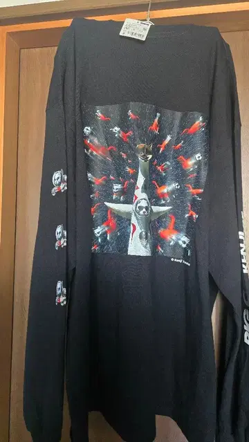 야노베 켄지 씨의 롱 티셔츠 오카모토 타로 씨