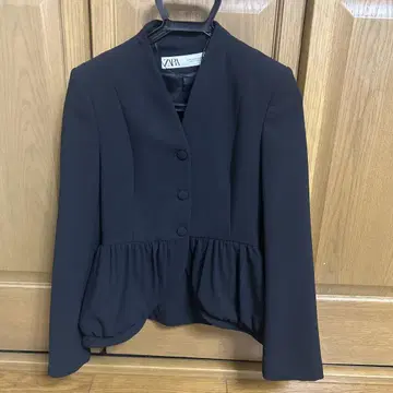 노카라 블랙 자켓 프릴 밑단