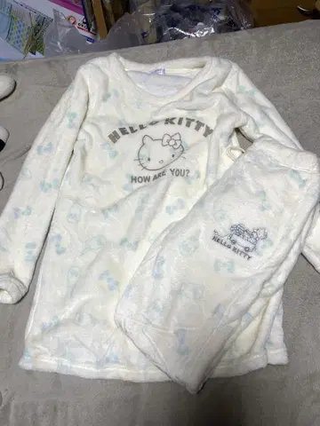 HELLO KITTY 플리스 룸웨어 세트