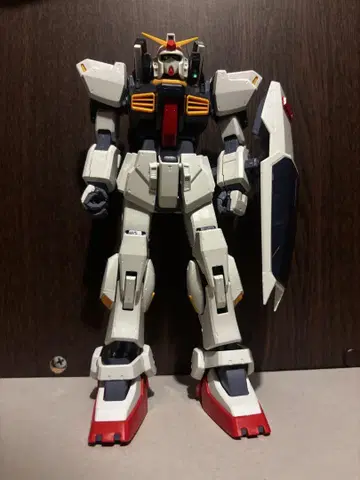 MG 건담 프라모델 1/100 화이트/레드