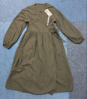 올리브색 랩 스타일 긴팔 원피스