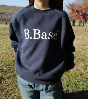 B.Base 네이비 로고 맨투맨