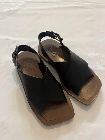 Plan C 크로스 스트랩 블랙 샌들