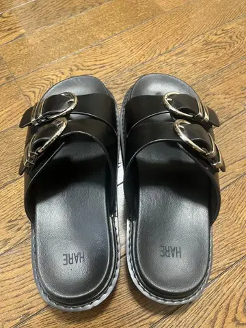 HARE 더블 버클 블랙 샌들