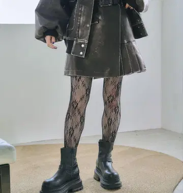 HARE 인조 가죽 플리츠 스커트 블랙