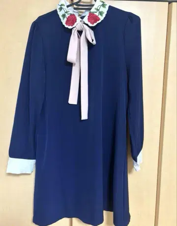Sister Jane 네이비 긴팔 카라 부착 원피스 장미 자수