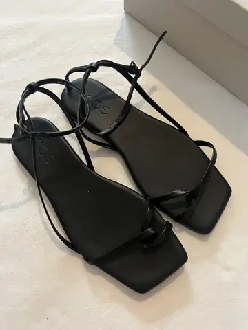 COS 코스 블랙 스트랩 샌들