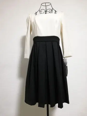 화이트 블랙 스퀘어넥 원피스