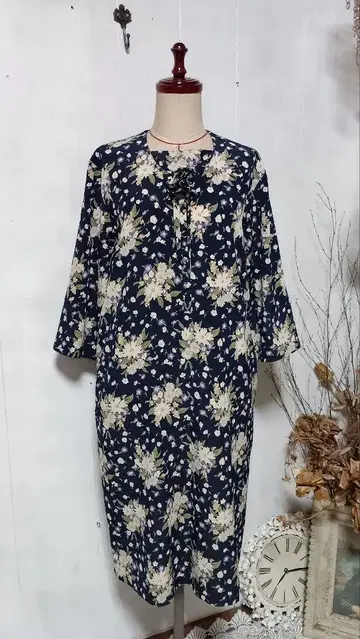 Akiakane 아키아카네 꽃무늬 코사지 달린 원피스 사에라 히스클로네