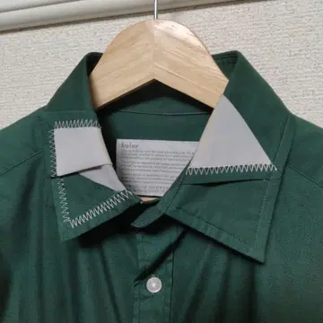 다크 그린 긴팔 셔츠 그레이 옷깃