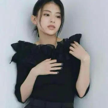 아푸와이저 리셰 오프숄더 프릴 니트