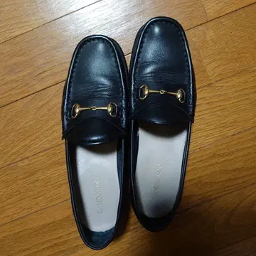 블랙 가죽 로퍼 골드 장식