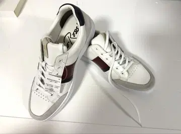 화이트 가죽 캐주얼 스니커즈