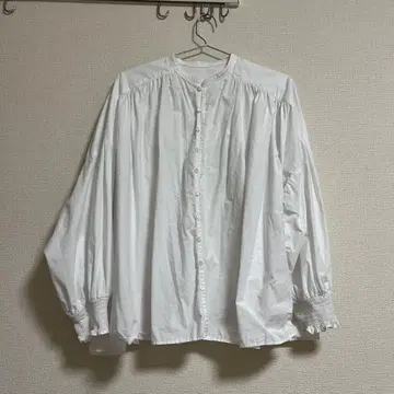 UNIVERSAL TISSU 밴드 카라 블라우스 화이트