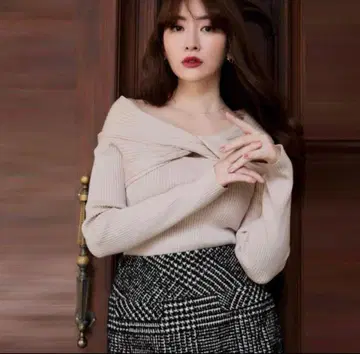Her lip to Twist Cut Out Rib Knit Top