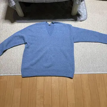 V넥 스웨터