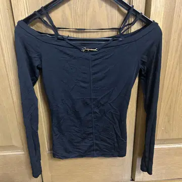 JACQUEMUS 블랙 오프숄더 상의