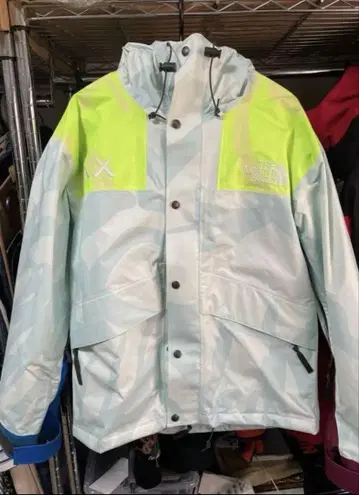 [일본 국내 미발매] KAWS x North Face 마운틴 자켓 초레어