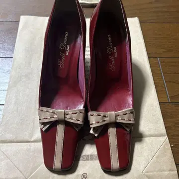 새상품급 빨간색 에나멜 펌프스 23cm