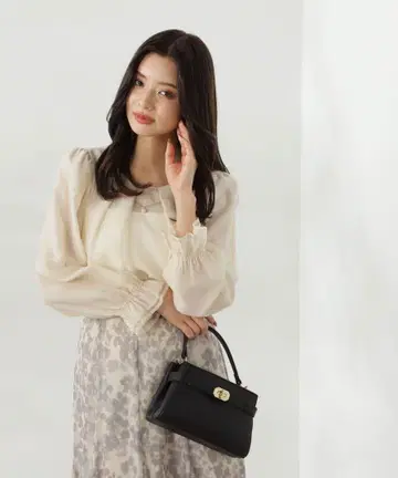 [ 새상품급 ] 프로포션 바디 드레싱*참 포함 시어 턱 블라우스