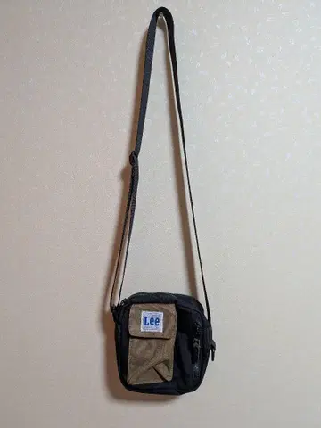 Lee 숄더백 블랙/브라운