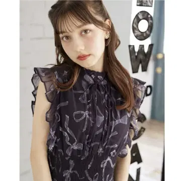 리본 & 프릴 부착 허리 셔링 리본 프린트 플리츠 원피스