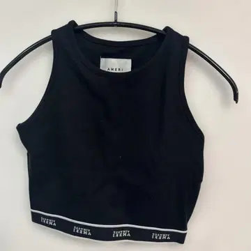 AMERI 블랙 탱크탑 크롭 기장