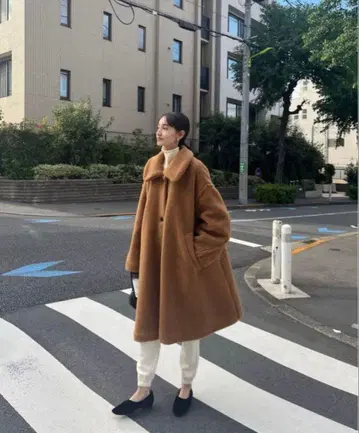 클라네 브라운 플레어 무스탕 코트