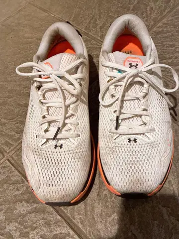 Under Armour INFINITE 러닝화