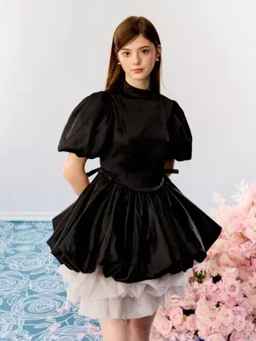 트리트먼트 새틴 벌룬 페플럼 미니 원피스 블랙
