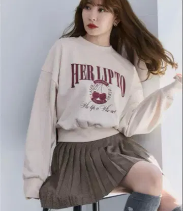 새상품급 Classic Cherry Sweatshirt herlipto