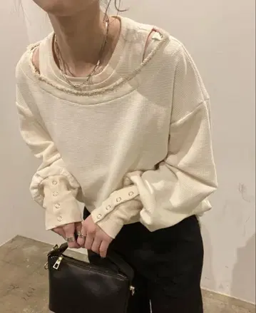 isook 아이보리 오픈 숄더 긴팔 상의