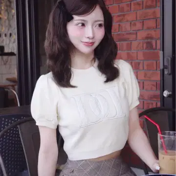 백 오픈 아플리케 니트탑