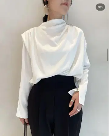 [ Mila Owen ] 화이트 드레이프 디자인 긴팔 상의