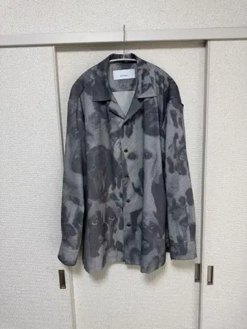 [ 새상품 ] OVERCOAT 25AW 개 프린트 긴팔 셔츠 그레이 계열