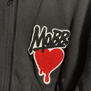 MOBB 블랙 후드티 하트 자수