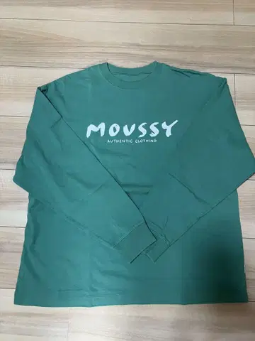 MOUSSY 로고 프린트 그린 맨투맨