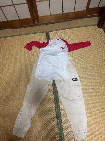 salsation 화이트/레드 긴팔 T셔츠와 카고 팬츠 세트