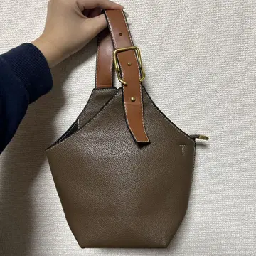 브라운 가죽 핸드백