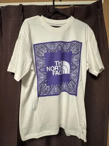 THE NORTH FACE 반다나 패턴 티셔츠