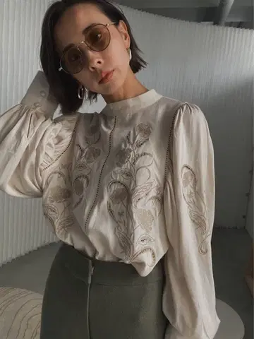 Ameri LADY EMBROIDERY PUFF BLOUSE 새상품급