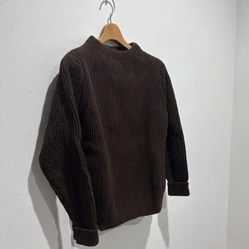 다크 브라운 리브 하이넥 스웨터
