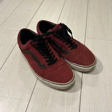 빨간색 스웨이드 스니커즈