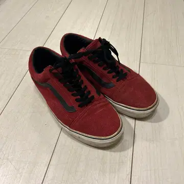 빨간색 스웨이드 스니커즈