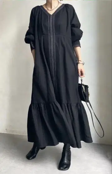 AgAwd 아가우드 프론트 스티치 퍼프 슬리브 원피스 블랙