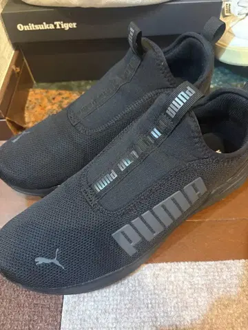 PUMA 블랙 슬립온 스니커즈