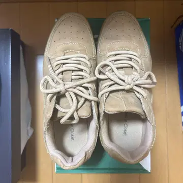 베이지 캐주얼 스니커즈