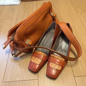 오렌지 가죽 숄더백과 신발 세트
