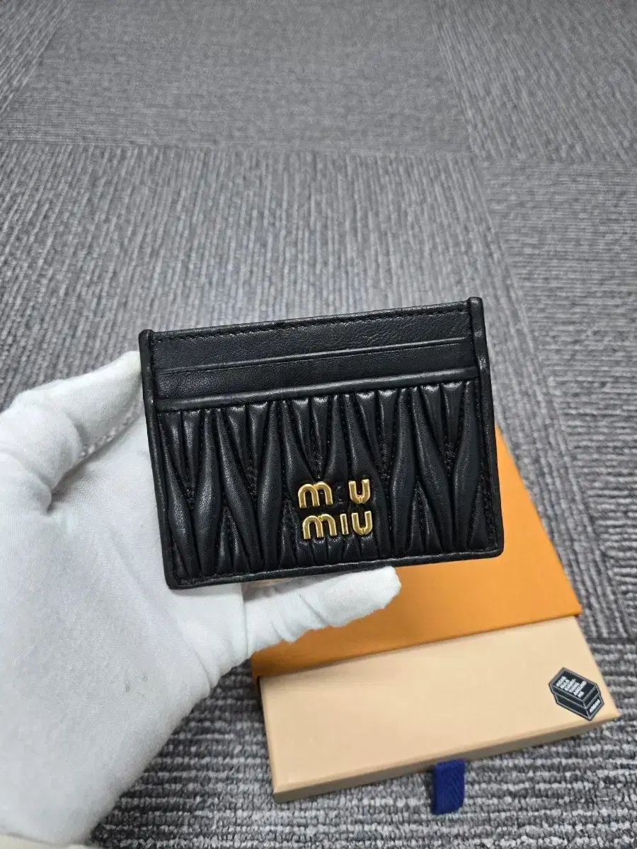 MIU MIU | 미우미우 Miu Miu Matelassé card wallet card holder Alabaster Pink #카드 지갑,#카드홀더,#미우미우,#미우미우지갑,#미우미우카드지갑 on Bunjang Global Site.