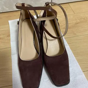 다크 브라운 스웨이드 스트랩 펌프스